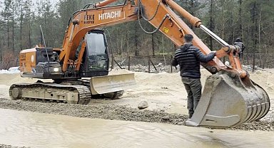 Adana'da sel ve heyelanlar ulaşımda aksamalara neden oldu