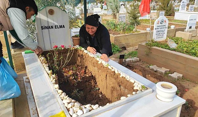 Adana'da yağışta oğlunun mezarı çöken anne gözyaşlarına boğuldu
