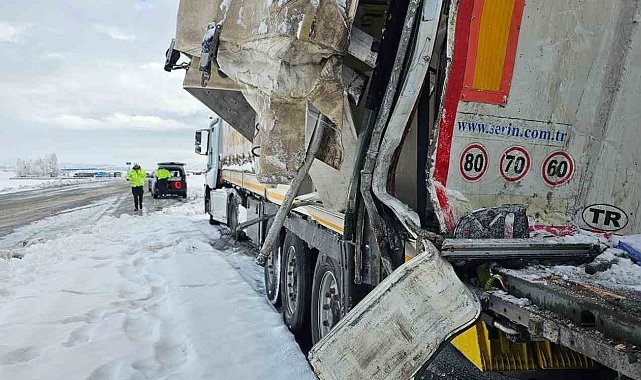 Adilcevaz'da tırlar çarpıştı