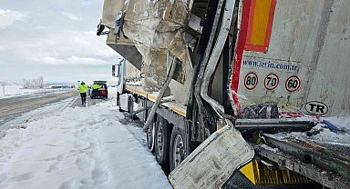 Adilcevaz'da tırlar çarpıştı