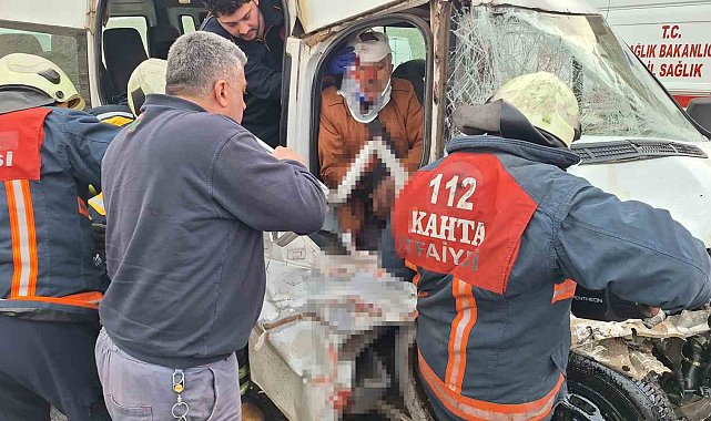 Adıyaman'da tır ile minibüs çarpıştı: 7 yaralı