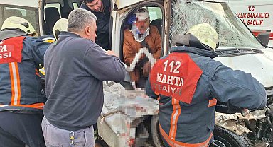 Adıyaman'da tır ile minibüs çarpıştı: 7 yaralı