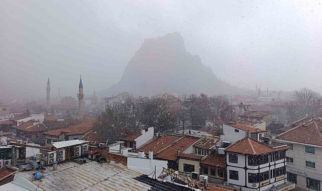 Afyonkarahisar'da kar yağışı