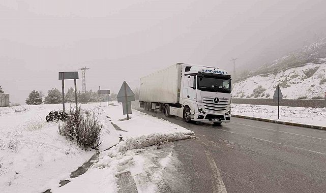 Afyonkarahisar'ın yüksek kesimlerinde kar yağışı etkili oldu