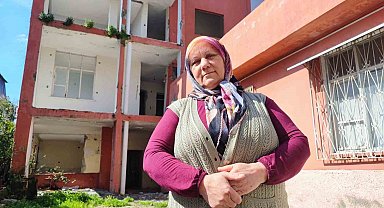 Ağır hasarlı bina yıkılmadı, 10 kişilik aile ölüm korkusuyla yaşıyor