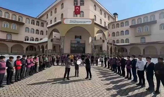 Ağrı Patnos'ta "Kâbe'de Hacılar" ilahisi okul bahçesinde hep bir ağızdan söylendi