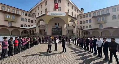 Ağrı Patnos'ta "Kâbe'de Hacılar" ilahisi okul bahçesinde hep bir ağızdan söylendi