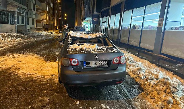 Ağrı'da çatıdan düşen kar ve buz kütlesi araca zarar verdi
