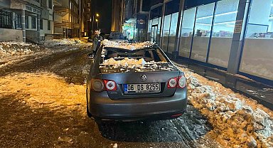 Ağrı'da çatıdan düşen kar ve buz kütlesi araca zarar verdi