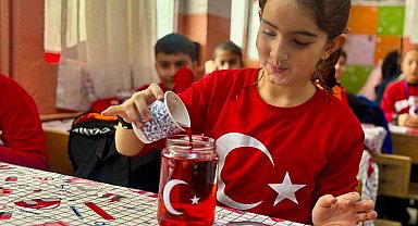 Ağrı'da okullarda ikinci dönem "Bayrak Sevgisi" temasıyla başladı