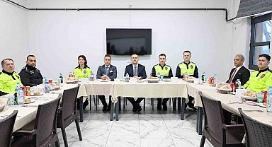 Ağrı'da Vali Bozkurt, trafik polisleriyle iftarda bir araya geldi