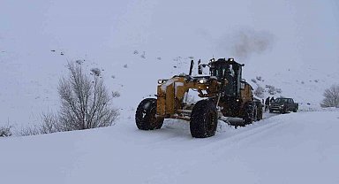 Ağrı'da yoğun kar yağışı: 377 köy yolu ulaşıma kapandı