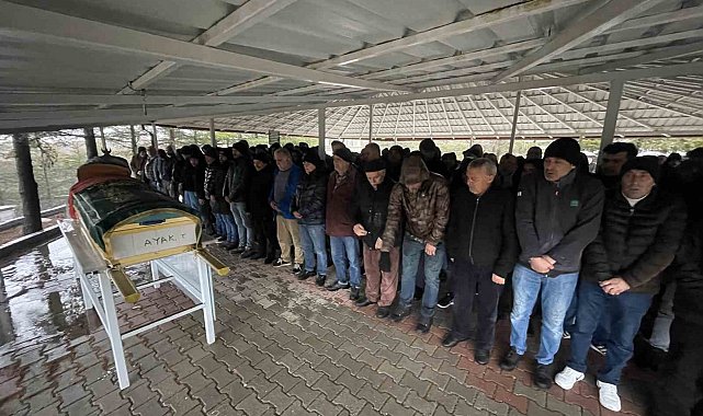 Aile ziyareti dönüşünde kazada ölen anne ve kızı yan yana defnedildi