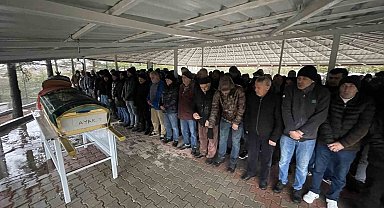 Aile ziyareti dönüşünde kazada ölen anne ve kızı yan yana defnedildi