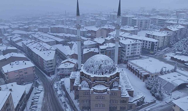 Akdağmadeni Belediyesi ekipleri karla mücadele için sahada