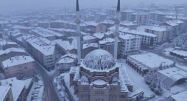 Akdağmadeni Belediyesi ekipleri karla mücadele için sahada