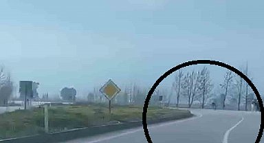 Akrobatik hareketler yapan motosiklet sürücüsü tarlaya uçtu