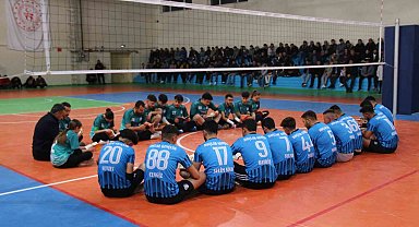 Aksaray'da file önünde maç başlamadan kitaplar açıldı