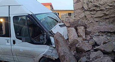 Aksaray'da işçi servisi bahçe duvarına çarptı: 2'si ağır 14 yaralı