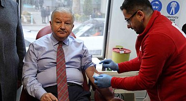 Aksaray'da kan bağışı kampanyasına Vali Duru da katıldı