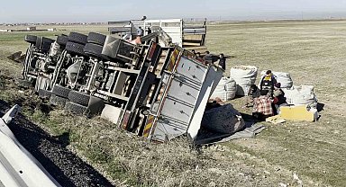 Aksaray'da patates yüklü kamyon şarampole devrildi: 1 yaralı