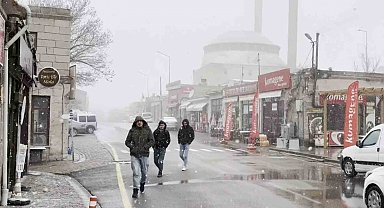 Aksaray'ın yüksek kesimlerinde kar yağışı etkili oluyor