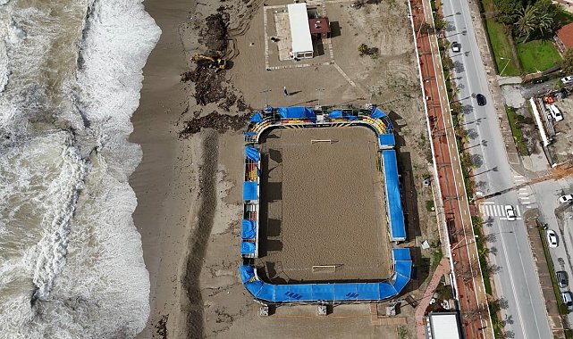 Alanya'da etkili olan fırtına sahildeki işletmede hasara yol açtı