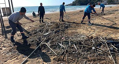 Alanya'da fırtına sonrası plajlarda temizlik yapıldı