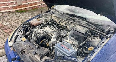 Alanya'da park halindeyken yanan otomobilin motor kısmında zarar oluştu