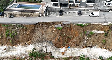 Alanya'da şiddetli yağış sonrası heyelan oluştu, yol çöktü