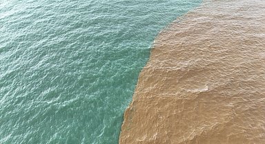 Alanya'da toz taşınımı ve sağanak yağış denizin rengini değiştirdi