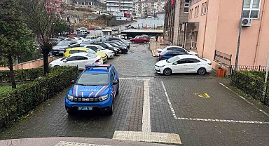 Alaplı'da bir araçta 200 bin adet boş makaron yakalandı