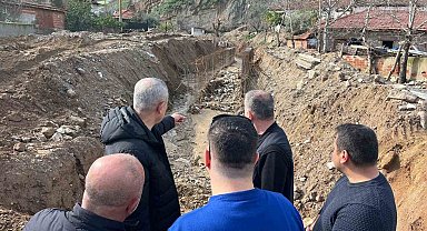 Alaşehir'de selin vurduğu yollar onarılıyor