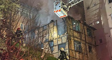 Alev alev yanan iki katlı ahşap metruk bina küle döndü