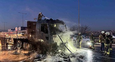 Alev topuna dönen tırdan geriye demir yığını kaldı