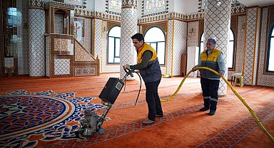 Aliağa'da Ramazan öncesi ibadethane temizliği