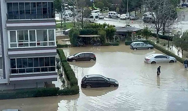 Aliağa'da sağanakla birlikte dere taştı, bir mahalle sular altında kaldı