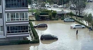 Aliağa'da sağanakla birlikte dere taştı, bir mahalle sular altında kaldı