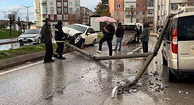 Alkollü sürücünün çarptığı direk başka bir aracın üzerine devrildi