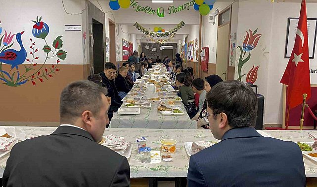Alpu Kaymakamı Timur, ortaokul öğrencileriyle iftar yaptı