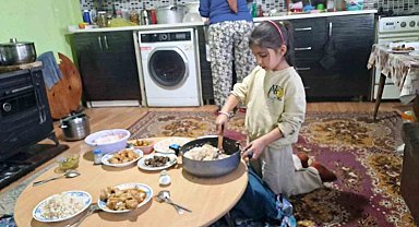 Altıntaş'ta öğrenciler evlerinde aileleriyle birlikte iftar sofrası kurdu