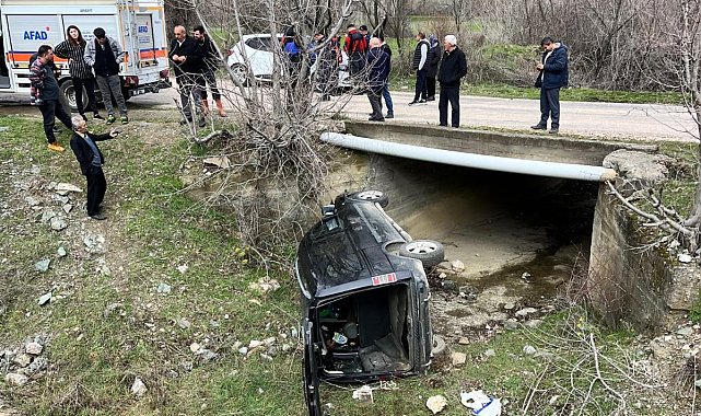 Amasya'da kamyonet menfeze devrildi: 3 yaralı
