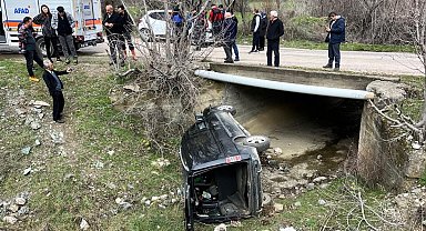 Amasya'da kamyonet menfeze devrildi: 3 yaralı