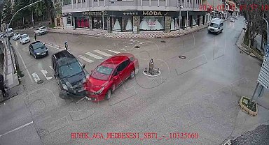 Amasya'da otomobilin Yeşilırmak Nehri'ne uçtuğu kaza kamerada