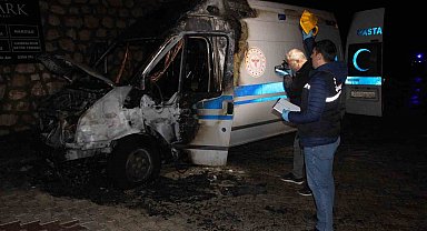 Ambulans alev aldı: Kahraman şoför, hasta ve yakınlarını kurtardı, oksijen tüplerinin patlamasını önledi