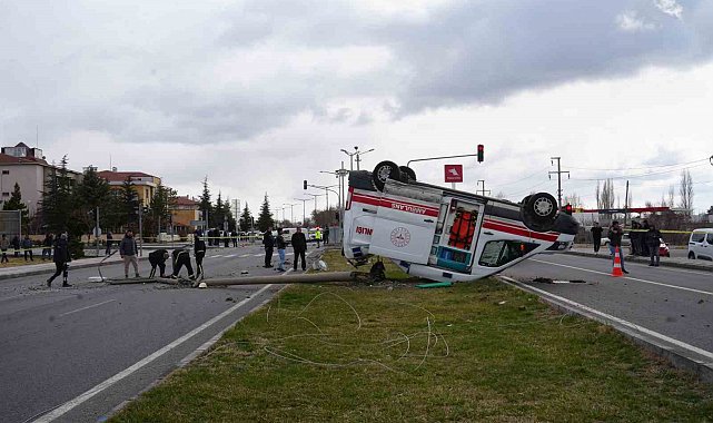 Ambulansla hafif ticari araç çarpıştı: 3 sağlık görevlisi yaralandı
