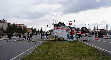Ambulansla hafif ticari araç çarpıştı: 3 sağlık görevlisi yaralandı