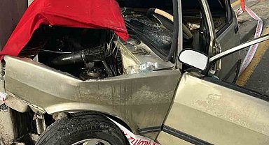 Ankara'da otomobil bariyerlere çarptı: Sürücü araç içerisinde sıkıştı