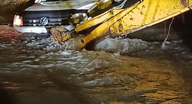 Ankara'da suya kapılan araç yaklaşık 150 metre sürüklendi