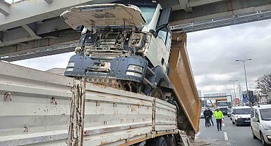 Ankara'da tıra yüklenmiş hafriyat kamyonu üst geçide çarptı